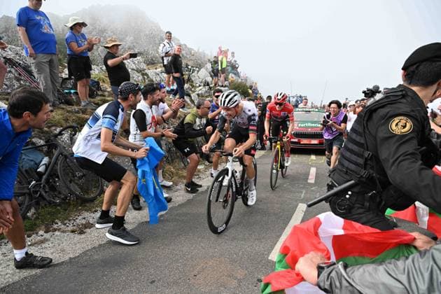 05-09-2025 Vuelta A Espana; Tappa 13 Cabezon De La Sal - Alto De L angliru; 2025, Uae Team Emirates - Xrg; 2025, Visma - Lease A Bike; Almeida, Joao; Vingegaard, Jonas; Alto De L angliru; 