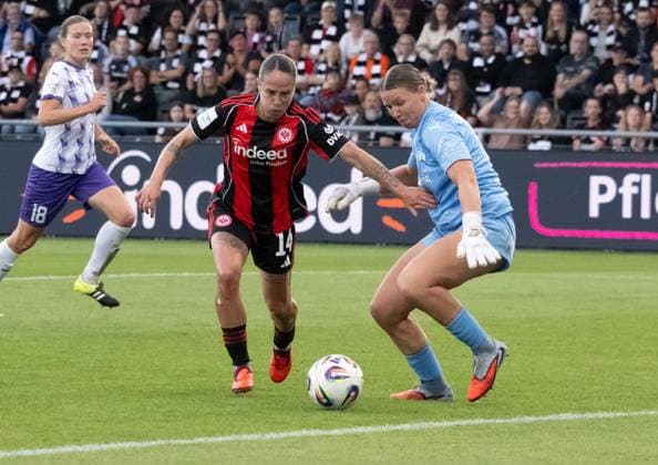05.09.2025, xsltx, Fussball Google Pixel Frauen-Bundesliga, Eintracht Frankfurt - SGS Essen v.l. GÃ raldine Reuteler (Eintracht Frankfurt) umspielt Essens Torhüterin Kim Sindermann (SGS Essen) und trifft zum 2:0 für Frankfurt, die Vorarbeit leistete Laura Freigang (Eintracht Frankfurt) (DFL DFB REGULATIONS PROHIBIT ANY USE OF PHOTOGRAPHS as IMAGE SEQUENCES and or QUASI-VIDEO)