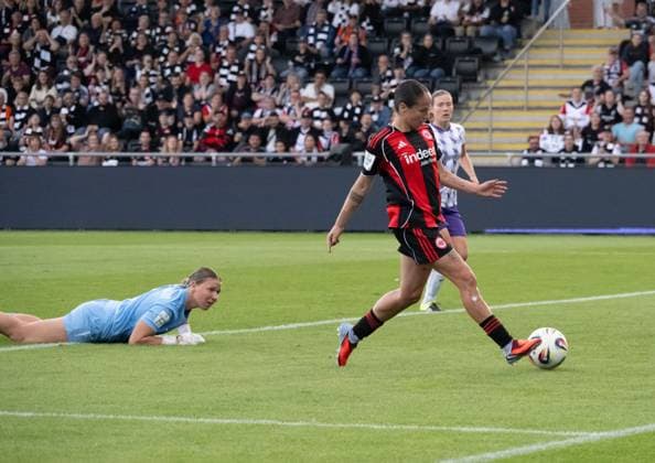 05.09.2025, xsltx, Fussball Google Pixel Frauen-Bundesliga, Eintracht Frankfurt - SGS Essen v.l. GÃ raldine Reuteler (Eintracht Frankfurt) umspielt Essens Torhüterin Kim Sindermann (SGS Essen) und trifft zum 2:0 für Frankfurt, die Vorarbeit leistete Laura Freigang (Eintracht Frankfurt) (DFL DFB REGULATIONS PROHIBIT ANY USE OF PHOTOGRAPHS as IMAGE SEQUENCES and or QUASI-VIDEO)