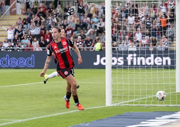 05.09.2025, xsltx, Fussball Google Pixel Frauen-Bundesliga, Eintracht Frankfurt - SGS Essen v.l. GÃ raldine Reuteler (Eintracht Frankfurt) umspielt Essens Torhüterin Kim Sindermann (SGS Essen) und trifft zum 2:0 für Frankfurt, die Vorarbeit leistete Laura Freigang (Eintracht Frankfurt) (DFL DFB REGULATIONS PROHIBIT ANY USE OF PHOTOGRAPHS as IMAGE SEQUENCES and or QUASI-VIDEO)
