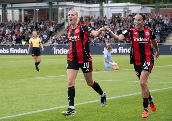 05.09.2025, xsltx, Fussball Google Pixel Frauen-Bundesliga, Eintracht Frankfurt - SGS Essen GÃ raldine Reuteler (Eintracht Frankfurt) umspielt Essens Torhüterin Kim Sindermann (SGS Essen) und trifft zum 2:0 für Frankfurt, die Vorarbeit leistete Laura Freigang (Eintracht Frankfurt) (DFL DFB REGULATIONS PROHIBIT ANY USE OF PHOTOGRAPHS as IMAGE SEQUENCES and or QUASI-VIDEO)