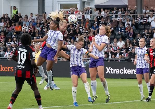 05.09.2025, xsltx, Fussball Google Pixel Frauen-Bundesliga, Eintracht Frankfurt - SGS Essen 3. v.l. Amanda Ilestedt (Eintracht Frankfurt) trifft per Kopfball zum 3:0 (DFL DFB REGULATIONS PROHIBIT ANY USE OF PHOTOGRAPHS as IMAGE SEQUENCES and or QUASI-VIDEO)