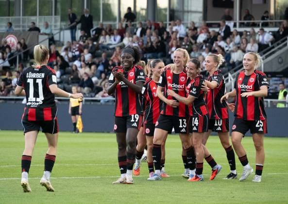 05.09.2025, xsltx, Fussball Google Pixel Frauen-Bundesliga, Eintracht Frankfurt - SGS Essen 3. v.l. Amanda Ilestedt (Eintracht Frankfurt) traf per Kopfball zum 3:0, das Team feiert den Treffer (DFL DFB REGULATIONS PROHIBIT ANY USE OF PHOTOGRAPHS as IMAGE SEQUENCES and or QUASI-VIDEO)