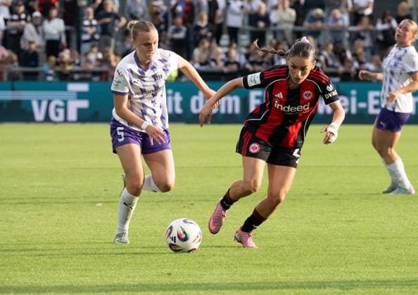 05.09.2025, xsltx, Fussball Google Pixel Frauen-Bundesliga, Eintracht Frankfurt - SGS Essen v.l. Paula Flach (SGS Essen), Ereleta Memeti (Eintracht Frankfurt) (DFL DFB REGULATIONS PROHIBIT ANY USE OF PHOTOGRAPHS as IMAGE SEQUENCES and or QUASI-VIDEO)