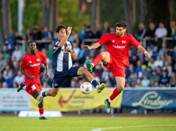 Fussball, Herren, Saison 2025 26, Testspiel, FC Hertha 03 Zehlendorf - Hertha BSC, v.l. Yunus Ünal (Hertha BSC), Cenker Yoldas (Hertha 03 Zehlendorf), 05.09. 2025, *** Soccer, Men, Season 2025 26, Test match, FC Hertha 03 Zehlendorf Hertha BSC, v l Yunus Ünal Hertha BSC , Cenker Yoldas Hertha 03 Zehlendorf , 05 09 2025, Copyright: xSebastianxRäppold MatthiasxKochx
