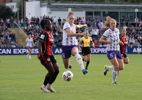 05.09.2025, xsltx, Fussball Google Pixel Frauen-Bundesliga, Eintracht Frankfurt - SGS Essen v.l. Nicole Anyomi (Eintracht Frankfurt), Jacqueline Meißner (SGS Essen), Laura Pucks (SGS Essen) (DFL DFB REGULATIONS PROHIBIT ANY USE OF PHOTOGRAPHS as IMAGE SEQUENCES and or QUASI-VIDEO)