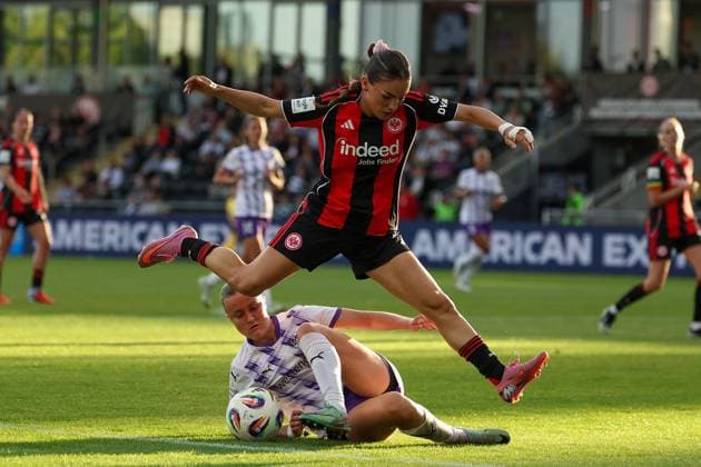 2025.09.05 xJFx Fussball Google Pixel Frauen-Bundesliga Saison 2025 2026 Eintracht Frankfurt - SGS Essen v.l., Ereleta Memeti (Eintracht Frankfurt), Paula Flach (SGS Essen) Zweikampf, Action, Aktion, Battles for the Ball (DFL DFB REGULATIONS PROHIBIT ANY USE OF PHOTOGRAPHS as IMAGE SEQUENCES and or QUASI-VIDEO) Copyright: JoaquimxFerreira