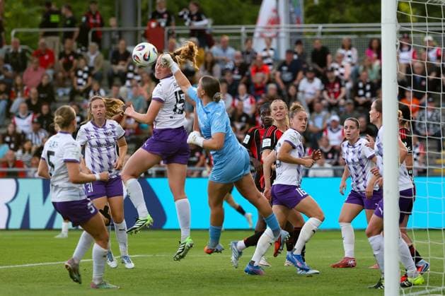 2025.09.05 xJFx Fussball Google Pixel Frauen-Bundesliga Saison 2025 2026 Eintracht Frankfurt - SGS Essen v.l., Action im Strafraum um Torfrau Kim Sindermann (SGS Essen) (DFL DFB REGULATIONS PROHIBIT ANY USE OF PHOTOGRAPHS as IMAGE SEQUENCES and or QUASI-VIDEO) Copyright: JoaquimxFerreira