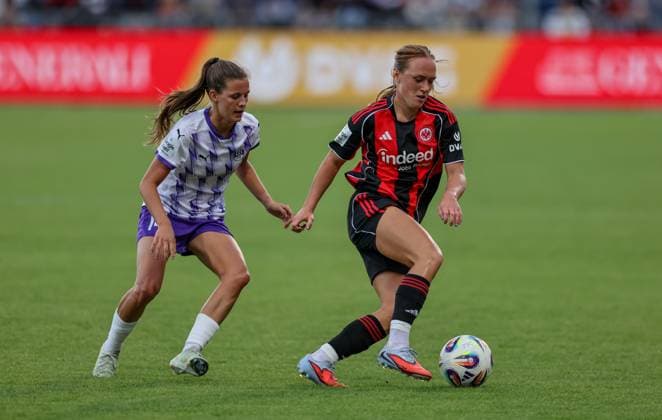 DEU, Frankfurt, Eintracht Frankfurt vs SGS Essen, Google Pixel Frauen Bundesliga DFB, Saison 2526, Stadion am Bretanobad, 1. Spieltag, im Bild v.l.n.r: Shari Van Belle (SGS Essen 14), Lisanne Gräwe (Eintracht Frankfurt 8) DFB DFL REGULATIONS PROHIBIT ANY USE OF PHOTOGRAPHS AS IMAGE SEQUENCES AND OR QUASI-VIDEO, 05.09.2025, Copyright: HMBxMedia HendrikxHamelau