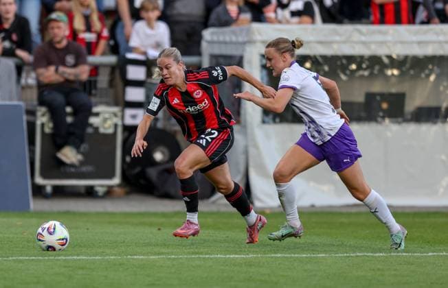 DEU, Frankfurt, Eintracht Frankfurt vs SGS Essen, Google Pixel Frauen Bundesliga DFB, Saison 2526, Stadion am Bretanobad, 1. Spieltag, im Bild v.l.n.r: Nadine Riesen (Eintracht Frankfurt 22), Paula Flach (SGS Essen 5) DFB DFL REGULATIONS PROHIBIT ANY USE OF PHOTOGRAPHS AS IMAGE SEQUENCES AND OR QUASI-VIDEO, 05.09.2025, Copyright: HMBxMedia HendrikxHamelau