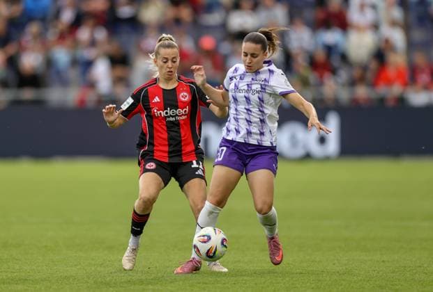DEU, Frankfurt, Eintracht Frankfurt vs SGS Essen, Google Pixel Frauen Bundesliga DFB, Saison 2526, Stadion am Bretanobad, 1. Spieltag, im Bild v.l.n.r: Nina Lührßen (Eintracht Frankfurt 11), Leonie Köpp (SGS Essen 20) DFB DFL REGULATIONS PROHIBIT ANY USE OF PHOTOGRAPHS AS IMAGE SEQUENCES AND OR QUASI-VIDEO, 05.09.2025, Copyright: HMBxMedia HendrikxHamelau