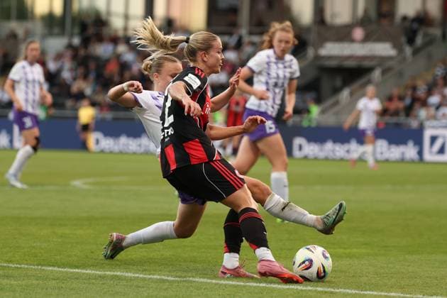 2025.09.05 xJFx Fussball Google Pixel Frauen-Bundesliga Saison 2025 2026 Eintracht Frankfurt - SGS Essen v.l.,Paula Flach (SGS Essen), Nadine Andrina Riesen (Eintracht Frankfurt), Zweikampf, Action, Aktion, Battles for the Ball (DFL DFB REGULATIONS PROHIBIT ANY USE OF PHOTOGRAPHS as IMAGE SEQUENCES and or QUASI-VIDEO) Copyright: JoaquimxFerreira