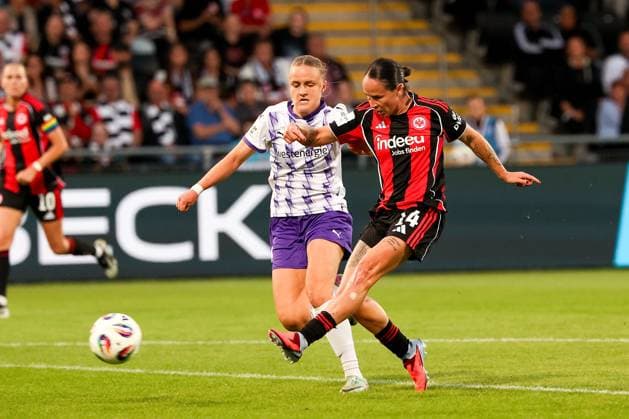 2025.09.05 xJFx Fussball Google Pixel Frauen-Bundesliga Saison 2025 2026 Eintracht Frankfurt - SGS Essen v.l., Paula Flach (SGS Essen), GÃ raldine Reuteler (Eintracht Frankfurt) schiesst das Tor zum 4:0 (DFL DFB REGULATIONS PROHIBIT ANY USE OF PHOTOGRAPHS as IMAGE SEQUENCES and or QUASI-VIDEO) Copyright: JoaquimxFerreira