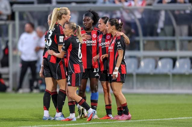 DEU, Frankfurt, Eintracht Frankfurt vs SGS Essen, Google Pixel Frauen Bundesliga DFB, Saison 2526, Stadion am Bretanobad, 1. Spieltag, im Bild: GÃ raldine Reuteler (Eintracht Frankfurt 14) erzielt das Tor zum 4:0, Jubel mit dem Team DFB DFL REGULATIONS PROHIBIT ANY USE OF PHOTOGRAPHS AS IMAGE SEQUENCES AND OR QUASI-VIDEO, 05.09.2025, Copyright: HMBxMedia HendrikxHamelau