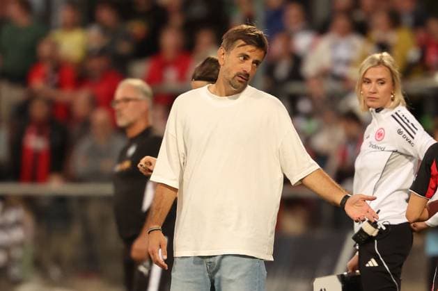 2025.09.05 xJFx Fussball Google Pixel Frauen-Bundesliga Saison 2025 2026 Eintracht Frankfurt - SGS Essen v.l., Trainer Niko Arnautis (Eintracht Frankfurt) gibt Anweisungen, gestikuliert, mit den Armen gestikulieren gives instructions, gesticulate. (DFL DFB REGULATIONS PROHIBIT ANY USE OF PHOTOGRAPHS as IMAGE SEQUENCES and or QUASI-VIDEO) Copyright: JoaquimxFerreira