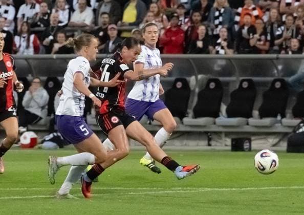 05.09.2025, xsltx, Fussball Google Pixel Frauen-Bundesliga, Eintracht Frankfurt - SGS Essen 2. v.l. GÃ raldine Reuteler (Eintracht Frankfurt) trifft zum 4:0 (DFL DFB REGULATIONS PROHIBIT ANY USE OF PHOTOGRAPHS as IMAGE SEQUENCES and or QUASI-VIDEO)
