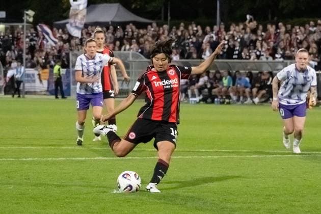 05.09.2025, xsltx, Fussball Google Pixel Frauen-Bundesliga, Eintracht Frankfurt - SGS Essen v.l. Remina Chiba (Eintracht Frankfurt) trifft per Strafstoß zum 5:0 (DFL DFB REGULATIONS PROHIBIT ANY USE OF PHOTOGRAPHS as IMAGE SEQUENCES and or QUASI-VIDEO)