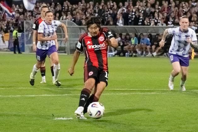05.09.2025, xsltx, Fussball Google Pixel Frauen-Bundesliga, Eintracht Frankfurt - SGS Essen v.l. Remina Chiba (Eintracht Frankfurt) trifft per Strafstoß zum 5:0 (DFL DFB REGULATIONS PROHIBIT ANY USE OF PHOTOGRAPHS as IMAGE SEQUENCES and or QUASI-VIDEO)