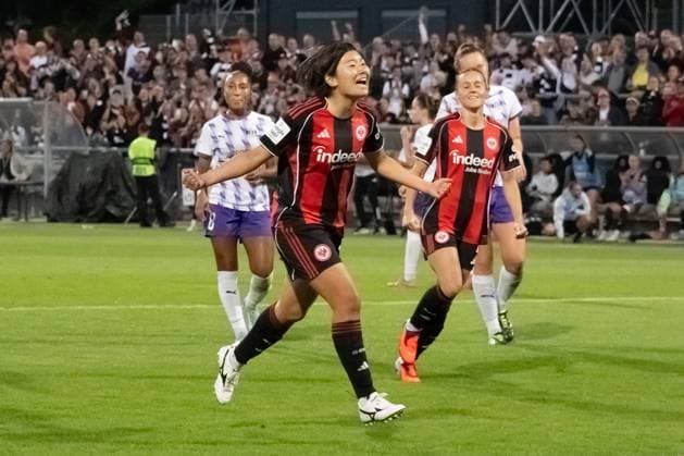 05.09.2025, xsltx, Fussball Google Pixel Frauen-Bundesliga, Eintracht Frankfurt - SGS Essen v.l. Remina Chiba (Eintracht Frankfurt) trifft per Strafstoß zum 5:0 und schreit ihre Freude darüber raus (DFL DFB REGULATIONS PROHIBIT ANY USE OF PHOTOGRAPHS as IMAGE SEQUENCES and or QUASI-VIDEO)