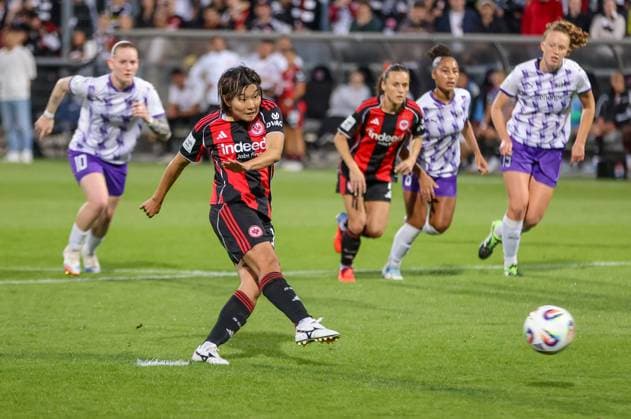 DEU, Frankfurt, Eintracht Frankfurt vs SGS Essen, Google Pixel Frauen Bundesliga DFB, Saison 2526, Stadion am Bretanobad, 1. Spieltag, im Bild: Remina Chiba (Eintracht Frankfurt 15) erzielt per Elfmeter das Tor zum 5:0 DFB DFL REGULATIONS PROHIBIT ANY USE OF PHOTOGRAPHS AS IMAGE SEQUENCES AND OR QUASI-VIDEO, 05.09.2025, Copyright: HMBxMedia HendrikxHamelau