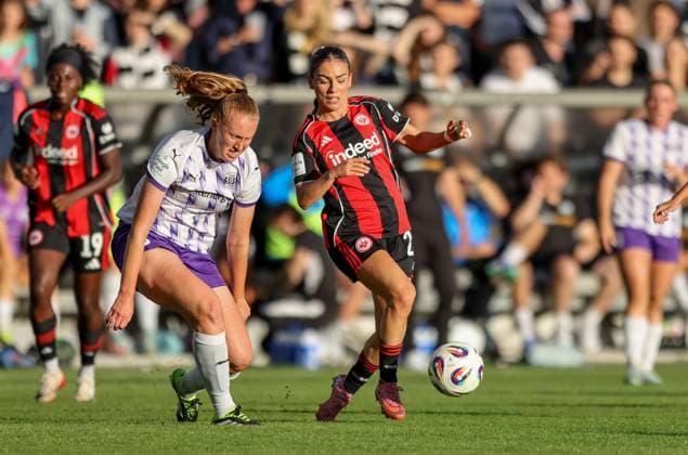 DEU, Frankfurt, Eintracht Frankfurt vs SGS Essen, Google Pixel Frauen Bundesliga DFB, Saison 2526, Stadion am Bretanobad, 1. Spieltag, im Bild v.l.n.r: Laura Pucks (SGS Essen 15), Erëleta Memeti (Eintracht Frankfurt 27) DFB DFL REGULATIONS PROHIBIT ANY USE OF PHOTOGRAPHS AS IMAGE SEQUENCES AND OR QUASI-VIDEO, 05.09.2025, Copyright: HMBxMedia HendrikxHamelau