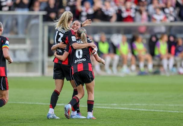 DEU, Frankfurt, Eintracht Frankfurt vs SGS Essen, Google Pixel Frauen Bundesliga DFB, Saison 2526, Stadion am Bretanobad, 1. Spieltag, im Bild: Amanda Ilestedt (Eintracht Frankfurt 13) erzielt das Tor zum 3:0, Jubel und Freude, Erëleta Memeti (Eintracht Frankfurt 27) DFB DFL REGULATIONS PROHIBIT ANY USE OF PHOTOGRAPHS AS IMAGE SEQUENCES AND OR QUASI-VIDEO, 05.09.2025, Copyright: HMBxMedia HendrikxHamelau