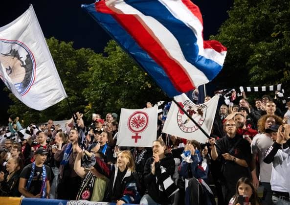 05.09.2025, xsltx, Fussball Google Pixel Frauen-Bundesliga, Eintracht Frankfurt - SGS Essen v.l. Jubel der SGE mit den Fans nach dem 5:0 gegen Essen (DFL DFB REGULATIONS PROHIBIT ANY USE OF PHOTOGRAPHS as IMAGE SEQUENCES and or QUASI-VIDEO)