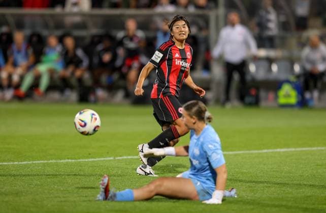 DEU, Frankfurt, Eintracht Frankfurt vs SGS Essen, Google Pixel Frauen Bundesliga DFB, Saison 2526, Stadion am Bretanobad, 1. Spieltag, im Bild: Remina Chiba (Eintracht Frankfurt 15) DFB DFL REGULATIONS PROHIBIT ANY USE OF PHOTOGRAPHS AS IMAGE SEQUENCES AND OR QUASI-VIDEO, 05.09.2025, Copyright: HMBxMedia HendrikxHamelau