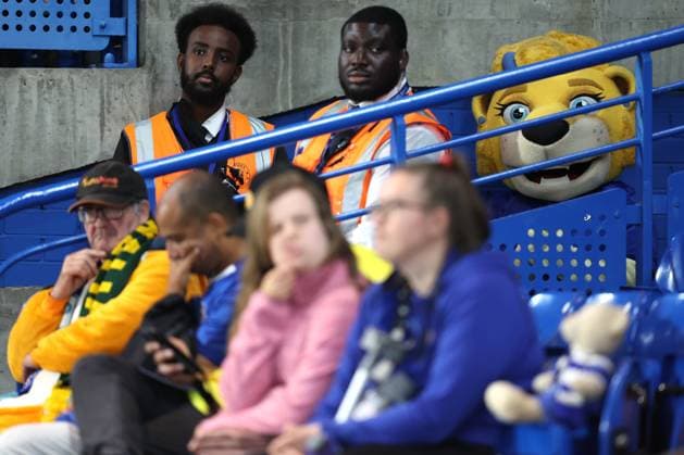 Chelsea v Man City Women 5 September 2025, London - Barclay™s Women™s Super League Football - Chelsea v Manchester City Women - Chelsea mascot Bridget watches the last minutes of the first half from behind the railings - Photo: Charlotte Wilson Offside. London UK Copyright: xCharlottexWilsonx xOffsidexOffside