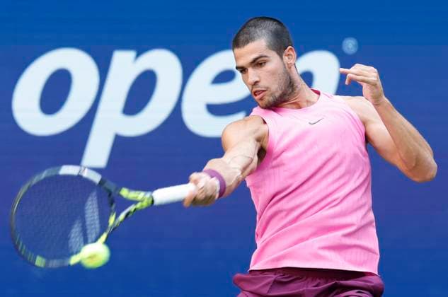 Carlos Alcaraz of Spain returns the ball to Novak Djokovic of Serbia in the 1st set in a Men s semifinal match at the 2025 US Open Tennis Championship at the USTA Billie Jean King National Tennis Center in New York City on Friday, September 5, 2025.  NYP20250905904 JOHNxANGELILLO