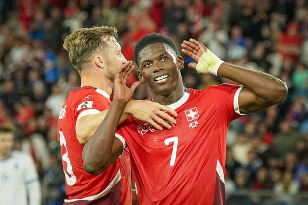 Fussball FIFA WM-Qualifikation Europa 2025 26, Gruppe B - Schweiz vs Kosovo - St. Jakob-Park (Basel): Tor und Torjubel zum 4:0 durch Breel Embolo (Switzerland, 7) Freude, Emotionen, Jubel mit Silvan Widmer (Switzerland, 3) Basel Kanton Basel-Stadt Schweiz *** Soccer FIFA World Cup Qualification Europe 2025 26, Group B Switzerland vs Kosovo St Jakob Park Basel Goal and goal celebration to 4 0 by Breel Embolo Switzerland, 7 Joy, emotions, jubilation with Silvan Widmer Switzerland, 3 Basel Canton Basel City Switzerland Copyright: xJOERANxSTEINSIEKx