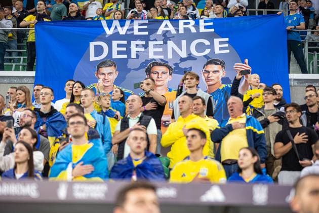 WROCLAW 05.09.2025 MECZ GRUPA D ELIMINACJE DO MISTRZOSTW SWIATA 2026: UKRAINA - FRANCJA --- FIFA World Cup, WM, Weltmeisterschaft, Fussball 2026 QUALIFYING ROUND GROUP D MATCH: UKRAINE - FRANCE nz BANER WE ARE DEFENCE PODCZAS HYMNU UKRAINY FOT. ERNEST KOLODZIEJ 400mm.pl NEWSPIX.PL --- newspix.pl 