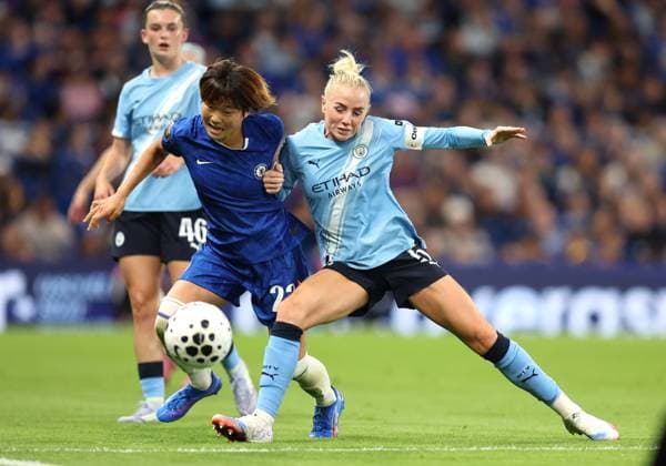 Chelsea v Man City Women 5 September 2025, London - Barclay™s Women™s Super League Football - Chelsea v Manchester City Women - Maiko Hamano of Chelsea and Alex Greenwood of Manchester City - Photo: Charlotte Wilson Offside. London UK *** Chelsea gegen Man City Women 5. September 2025, London Barclay™s Women™s Super League Fußball Chelsea gegen Manchester City Women Maiko Hamano von Chelsea und Alex Greenwood von Manchester City Foto Charlotte Wilson Abseits London UK  Copyright: xCharlottexWilsonx xOffsidexOffside