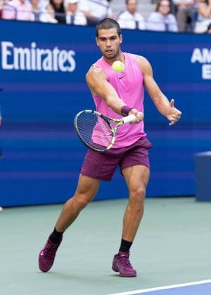 Carlos Alcaraz (ESP) sspielt einen Stoppball, US Open Championships 2023, USTA Billie Jean King National Tennis Center, Flushing Meadows, New York, USA . Copyright: xJuergenxHasenkopfx