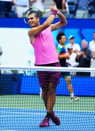 Carlos Alcaraz celebrates his semi final win over Novak Djokovic and aims a golf shot at his friend and golder Sergio Garcia 2025 US Open, Day Thirteen, USTA Billie Jean King National Tennis Center, New York, USA - 05 Sept 2025New York USTA Billie Jean King National T New York (NY) United States of America  Copyright: xJavierxGarcia Shutterstockx 15467793n