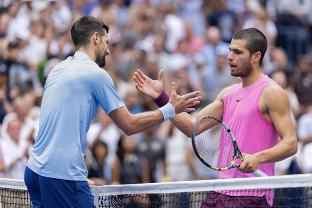 L-R. Novak Djokovic (SRB) gratuliert dem Sieger Carlos Alcaraz (ESP), US Open Championships 2023, USTA Billie Jean King National Tennis Center, Flushing Meadows, New York, USA . Copyright: xJuergenxHasenkopfx