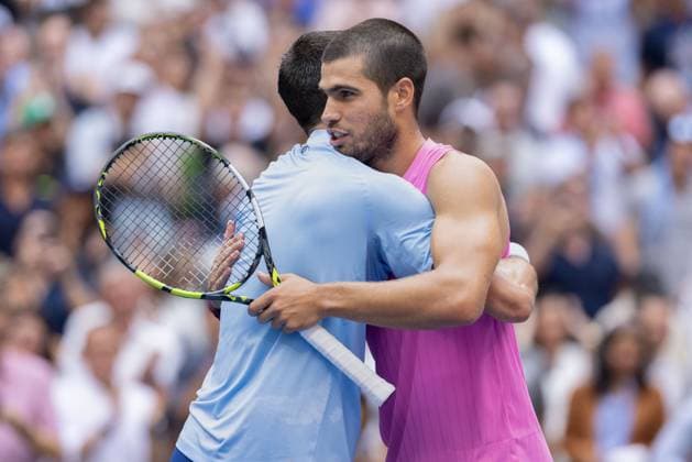 L-R. Novak Djokovic (SRB) gratuliert dem Sieger Carlos Alcaraz (ESP), US Open Championships 2023, USTA Billie Jean King National Tennis Center, Flushing Meadows, New York, USA . Copyright: xJuergenxHasenkopfx