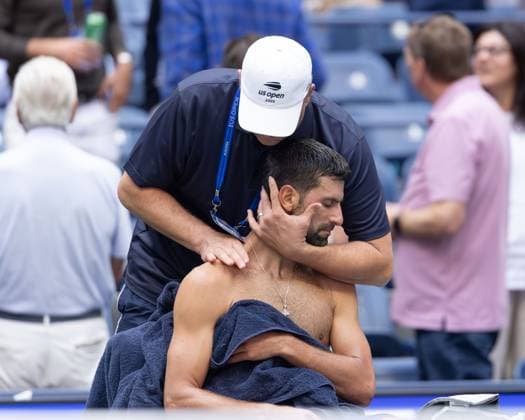 Novak Djokovic (SRB) wird behandelt, Behandlung, Verletzung, verletzt, US Open Championships 2023, USTA Billie Jean King National Tennis Center, Flushing Meadows, New York, USA . Copyright: xJuergenxHasenkopfx
