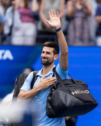 Novak Djokovic (SRB) verabschiedet sich von den Zuschauern, Fans nach der Niederlage, US Open Championships 2023, USTA Billie Jean King National Tennis Center, Flushing Meadows, New York, USA . Copyright: xJuergenxHasenkopfx