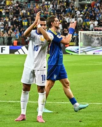 Wroclaw, Poland, September 05th 2025: Kylian Mbappe (10 France) and Ilya Zabarnyi (13 Ukraine) thanks supporters for standing following the FIFA World Cup, WM, Weltmeisterschaft, Fussball 2026 qualifier match between Ukraine and France at Tarczynski Arena on September 5, 2025 in Wroclaw, Poland. (Yaroslav Dunka SPP) Copyright: xYaroslavxDunkax xSPPx spp-en-YaDuSp-SPP_5490