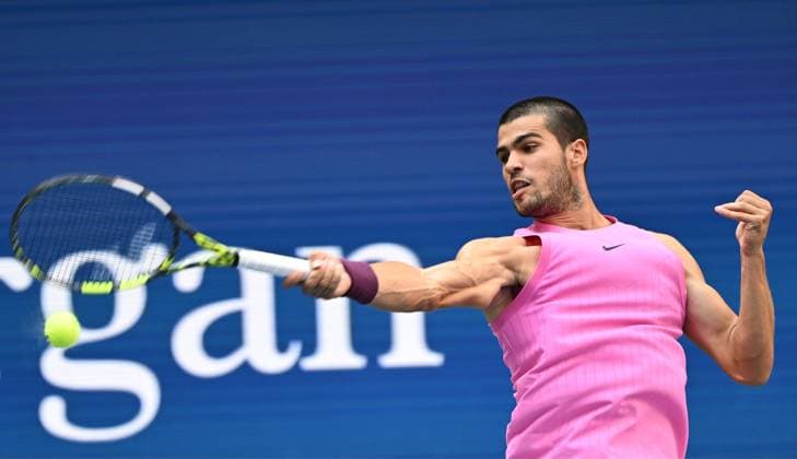 (250906) -- NEW YORK, Sept. 6, 2025 -- Carlos Alcaraz hits a return during the men s singles semifinal match between Novak Djokovic of Serbia and Carlos Alcaraz of Spain at the 2025 US Open tennis championships in New York, the United States, Sept. 5, 2025. ) (SP)U.S.-NEW YORK-TENNIS-US OPEN-MEN S SINGLES-SEMIFINALS LixRui 
