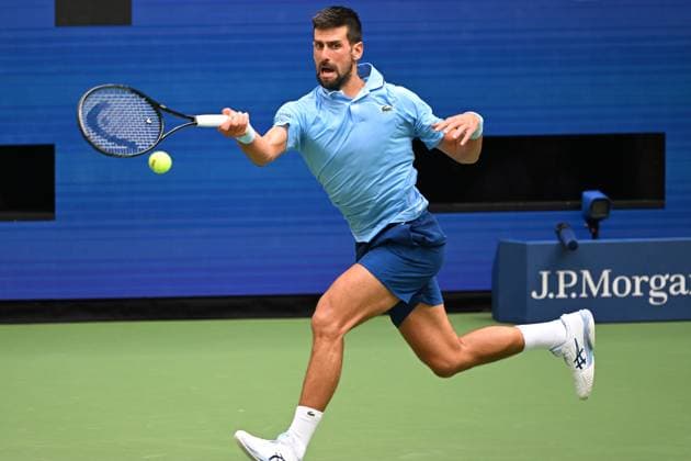 (250906) -- NEW YORK, Sept. 6, 2025 -- Novak Djokovic hits a return during the men s singles semifinal match between Novak Djokovic of Serbia and Carlos Alcaraz of Spain at the 2025 US Open tennis championships in New York, the United States, Sept. 5, 2025. ) (SP)U.S.-NEW YORK-TENNIS-US OPEN-MEN S SINGLES-SEMIFINALS LixRui 
