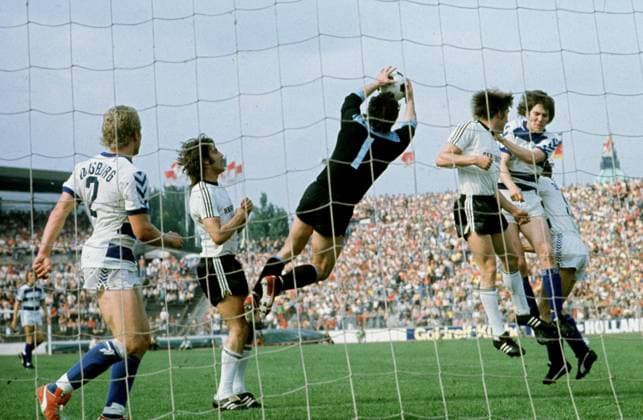 DFB Pokalfinale 1975. Eintracht Frankfurt - MSV Duisburg 21.6. in Hannover (1:0). Szene vor dem Tor der Duisburger v.l. : Werner Schneider (MSV) , Bernd Lorenz, TW Linders (MSV), Bernd Nickel und Theo Buecker (MSV) *** DFB Cup Final 1975 Eintracht Frankfurt MSV Duisburg 21 6 in Hanover 1 0 Scene in front of the Duisburg goal from left Werner Schneider MSV , Bernd Lorenz, TW Linders MSV , Bernd Nickel and Theo Buecker MSV HM