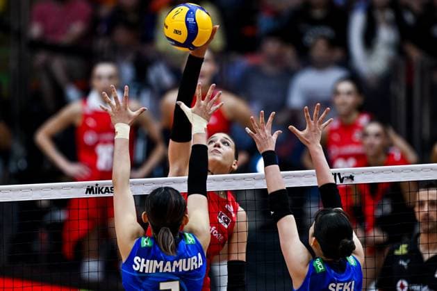 Turkiye v Japan - FIVB Women’s World Volleyball Championship BANGKOK, THAILAND - SEPTEMBER 06: Ilkin Aydin (22) of Turkiye in action during the FIVB Women’s Volleyball World Championship, WM, Weltmeisterschaft semi-final match between Turkiye and Japan at Huamark Indoor Stadium in Bangkok, Thailand, on September 06, 2025. Mustafa Hatipoglu Anadolu Bangkok Thailand. Editorial use only. Please get in touch for any other usage.  Copyright: x2025xAnadoluxMustafaxHatipoglux