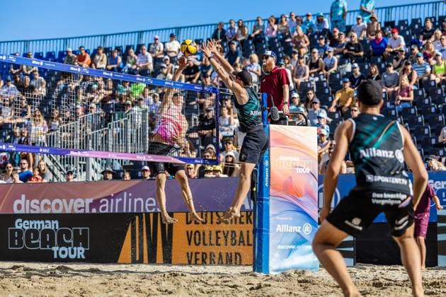 Beachvolleyball I Deutsche Meisterschaften 2025 I Timmendorfer Strand I Tag 3 I 06.09.2025 Angriff Jonas Reinhardt (Beach Verein Mainz e.V.) gegen den Block von Lukas Pfretzschner (Eintracht Spontent) Timmendorfer Strand Schleswig-Holstein Deutschland Copyright: xLobeca JasperxLorenzx
