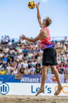 Beachvolleyball I Deutsche Meisterschaften 2025 I Timmendorfer Strand I Tag 3 I 06.09.2025 Aufschlag Jonas Reinhardt (Beach Verein Mainz e.V.) Timmendorfer Strand Schleswig-Holstein Deutschland Copyright: xLobeca JasperxLorenzx