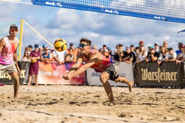 Beachvolleyball I Deutsche Meisterschaften 2025 I Timmendorfer Strand I Tag 3 I 06.09.2025 Hennes Nissen (1. Beachclub Kiel e.V.) hechtet zum Ball Timmendorfer Strand Schleswig-Holstein Deutschland Copyright: xLobeca JasperxLorenzx