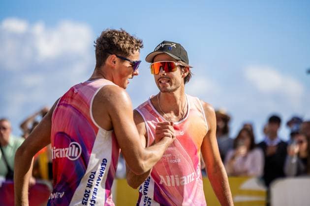 Beachvolleyball I Deutsche Meisterschaften 2025 I Timmendorfer Strand I Tag 3 I 06.09.2025 Hennes Nissen (1. Beachclub Kiel e.V.) und Niklas Held (Hauptstadt Beacher e.V.) klatschen sich ab Timmendorfer Strand Schleswig-Holstein Deutschland Copyright: xLobeca JasperxLorenzx