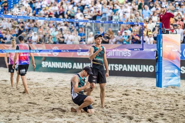 Beachvolleyball I Deutsche Meisterschaften 2025 I Timmendorfer Strand I Tag 3 I 06.09.2025 Jubel über den Sieg bei Lukas Pfretzschner (Eintracht Spontent) und Sven Winter (Eintracht Spontent) Timmendorfer Strand Schleswig-Holstein Deutschland Copyright: xLobeca JasperxLorenzx