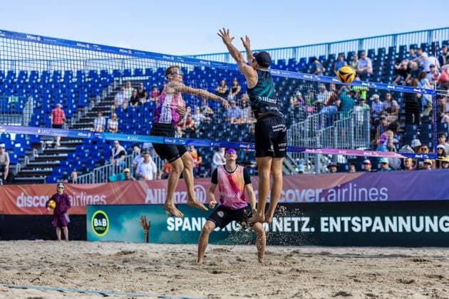 Beachvolleyball I Deutsche Meisterschaften 2025 I Timmendorfer Strand I Tag 3 I 06.09.2025 Angriff Jonas Reinhardt (Beach Verein Mainz e.V.) gegen Sven Winter (Eintracht Spontent) Timmendorfer Strand Schleswig-Holstein Deutschland Copyright: xLobeca JasperxLorenzx